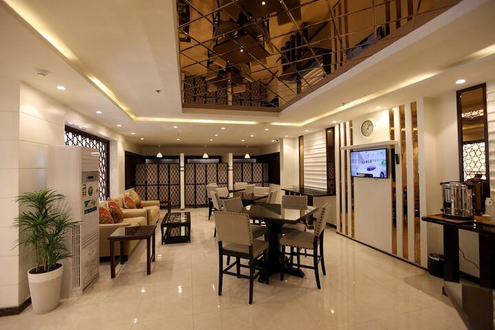 Lounge 43 of 63