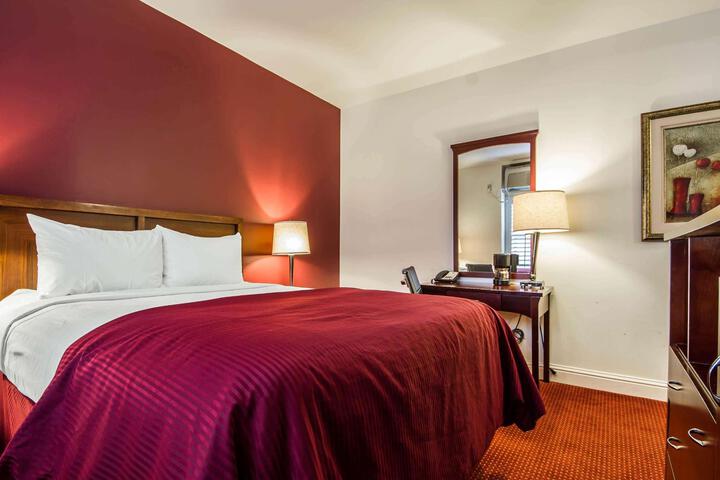 1 Queen Bed (1 of 2)