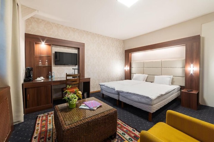 Room 6 of 18