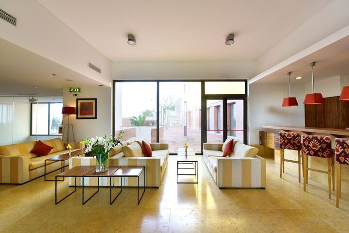 Lounge 19 of 29