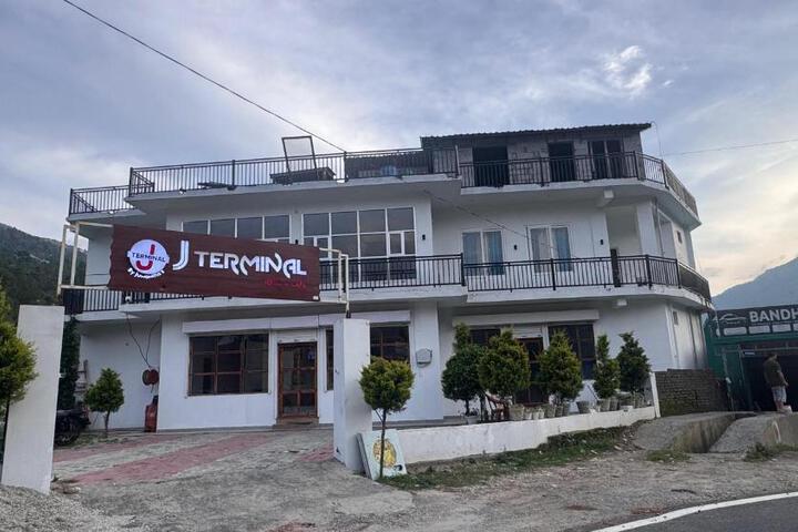 J Terminal Hotel & Cafe