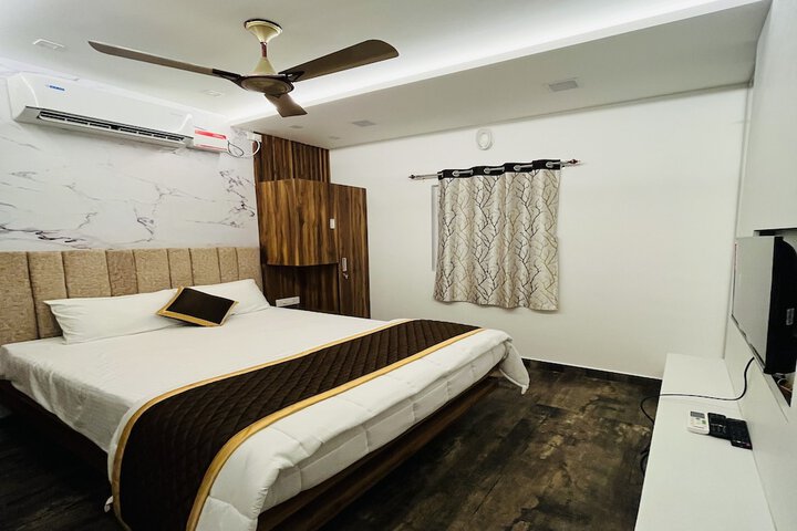 Room 4 of 7