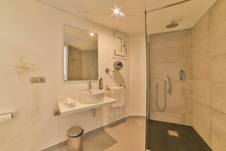 Room 6 of 55