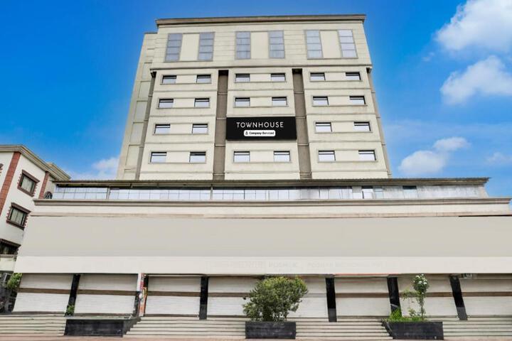 Townhouse Anand Formerly Hotel The Maison