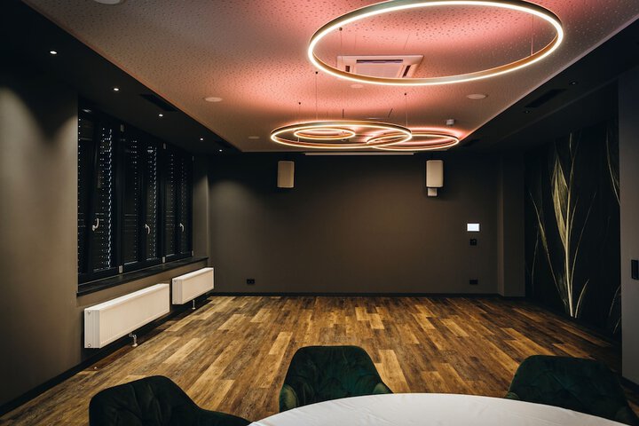 Business Center 79 of 82