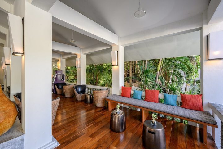 Entrance & Lobby