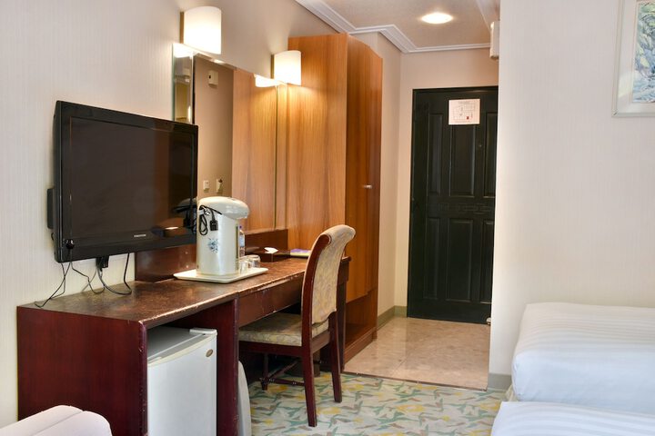 Room 9 of 42
