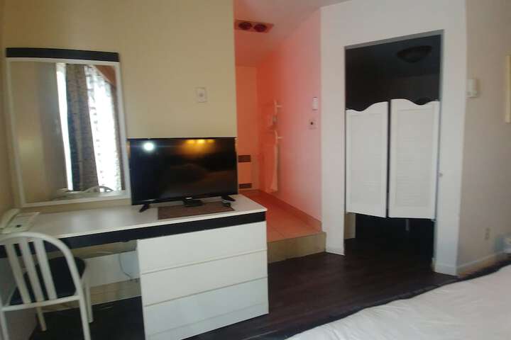 Room 3 of 38