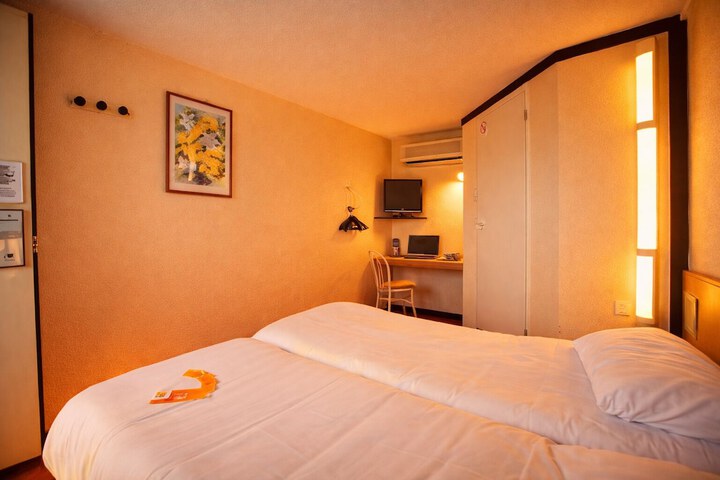 Room 7 of 27