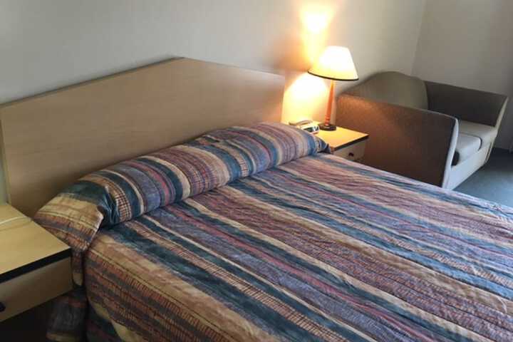 Room 9 of 34
