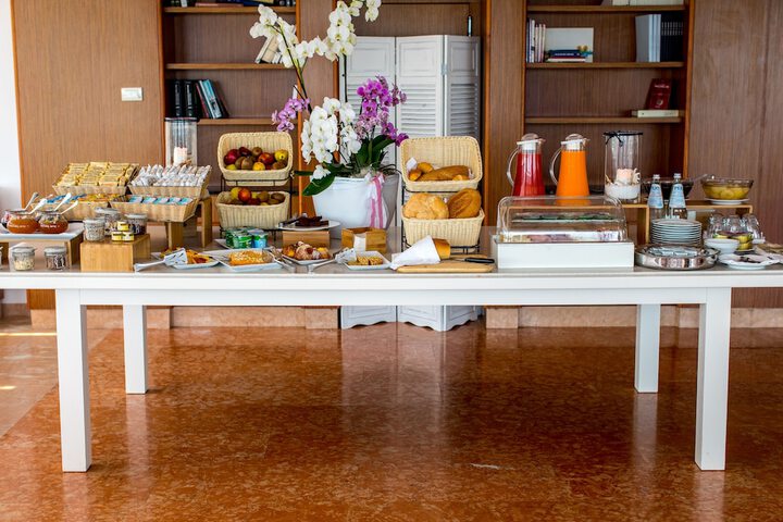 Breakfast/Coffee Service 18 of 31