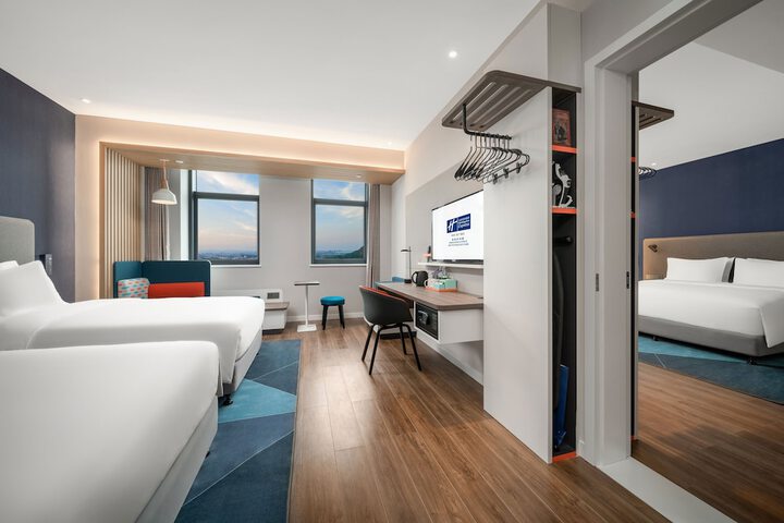 Room 5 of 35