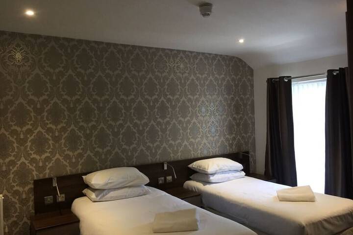 Room 33 of 62