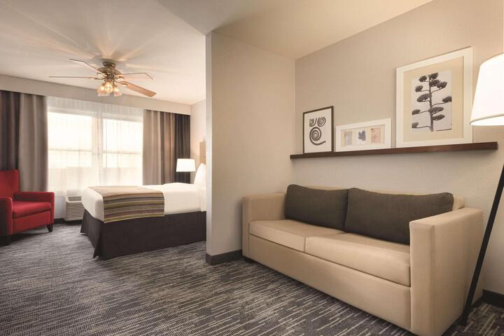 1 King Bed Jetted Tub (7 of 10)