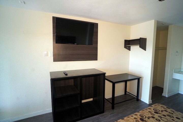 Basic Single Room (2 of 7)