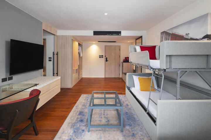 Room 34 of 141