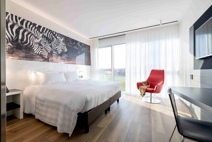 Room 26 of 82