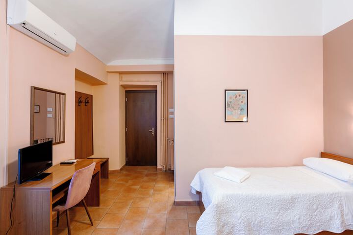 Room 10 of 34