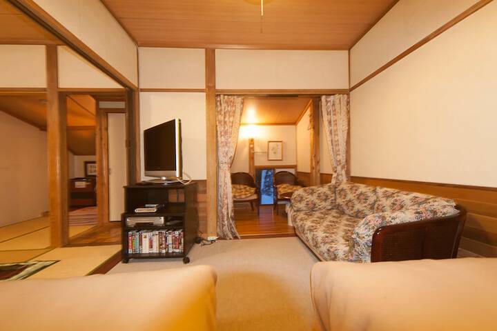Room 12 of 77