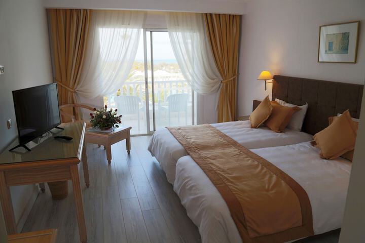 Room 16 of 145