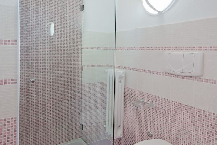 Room 15 of 33
