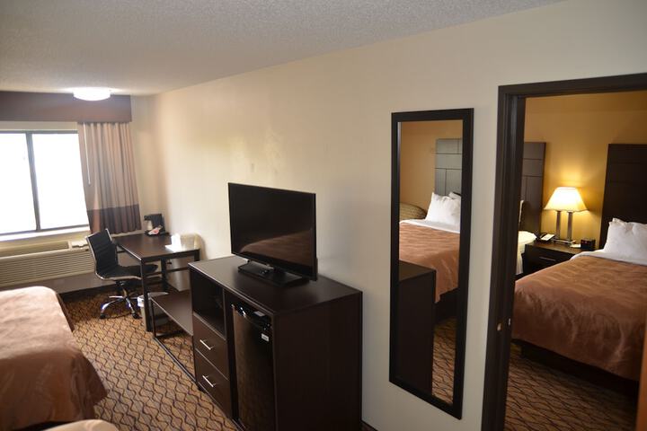 1 Queen Bed Accessible (5 of 19)