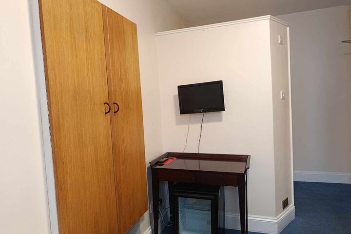 Room 160 of 283
