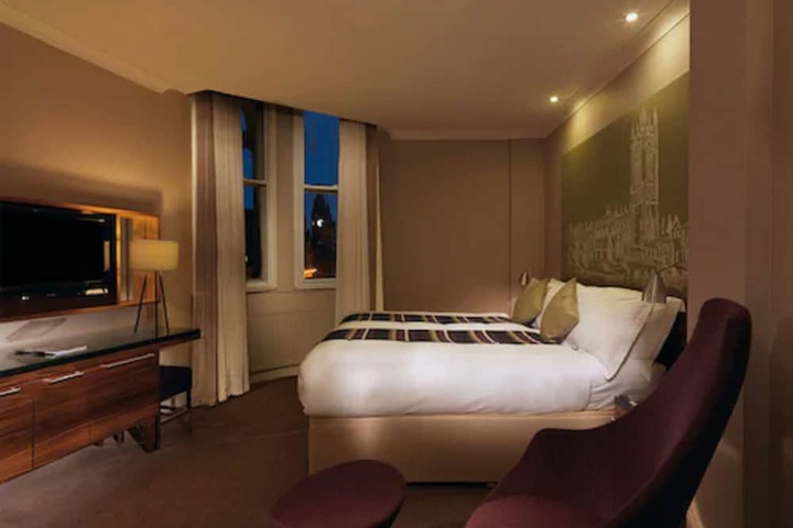 Room 33 of 82