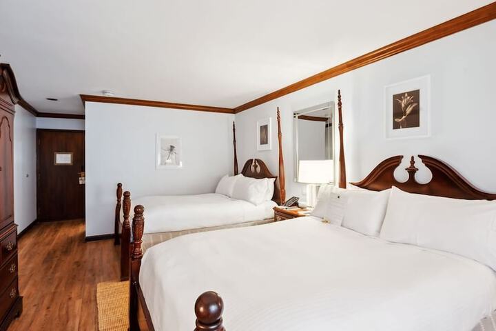 Quadruple Accessible Queen Size Bed (1 of 14)