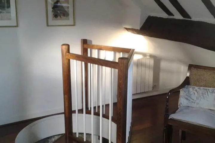 Room 5 of 10