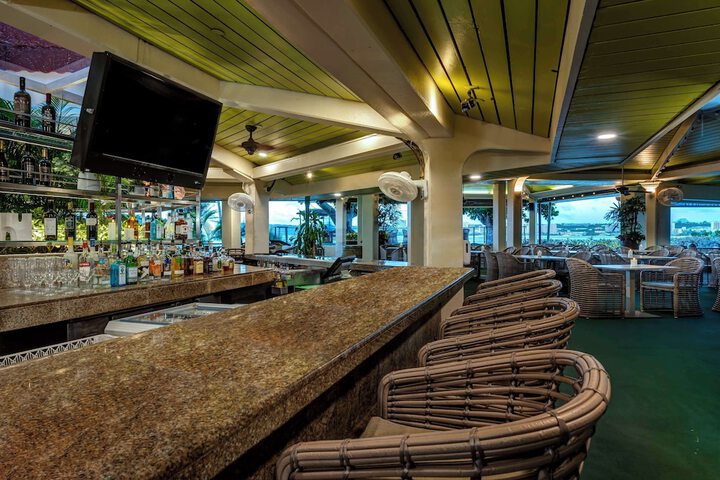 Lounge 126 of 160