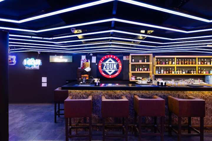 Lounge 62 of 83