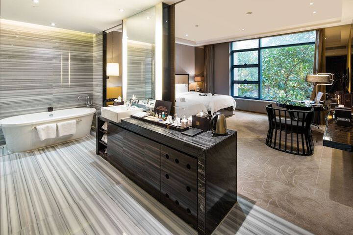 Room 4 of 33