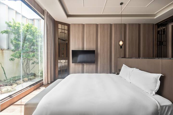 Room 11 of 24