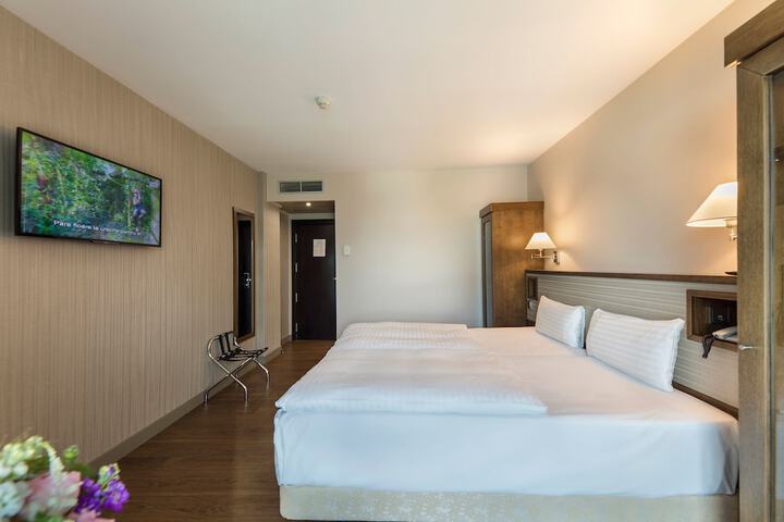 Room 32 of 70