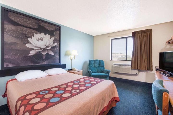 1 Queen Bed Accessible Room (3 of 25)