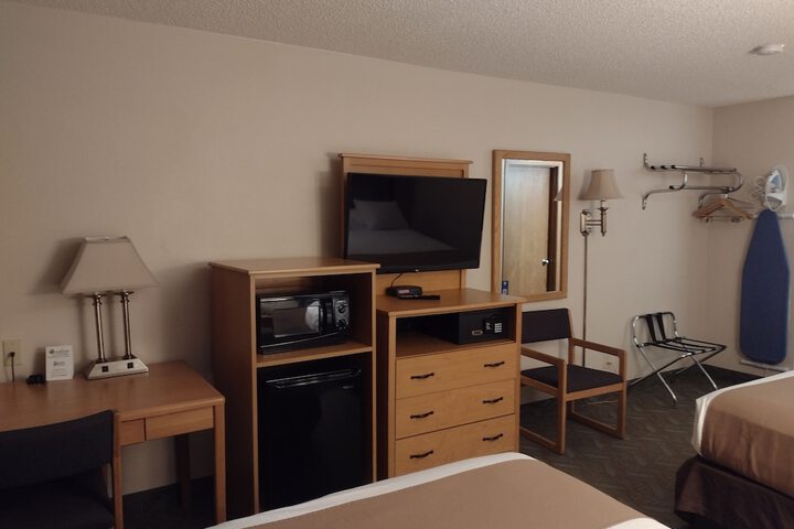 1 Queen Bed (9 of 23)