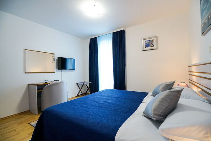 Room 6 of 52