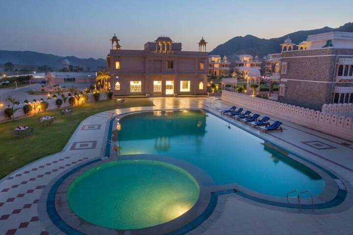 Pool Hotel