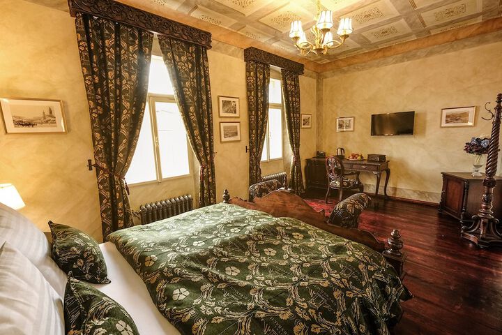 Room 18 of 183