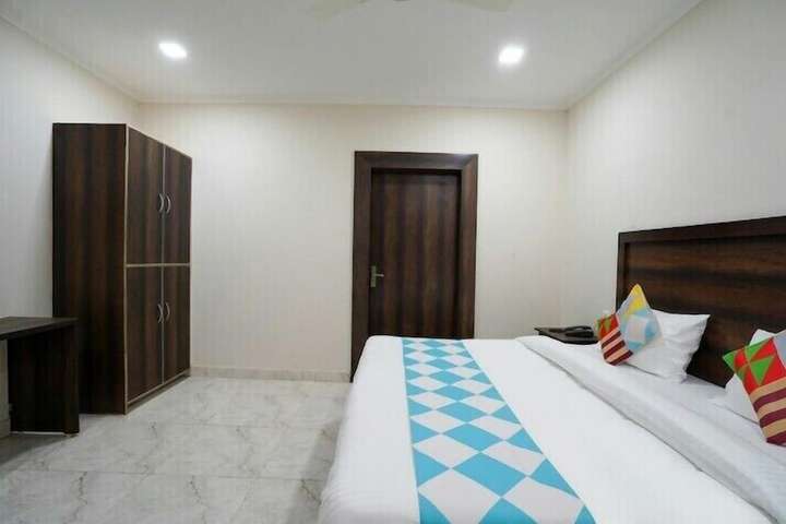 Room 4 of 7