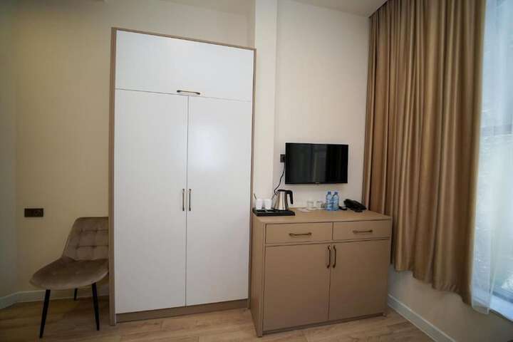 Room 11 of 18