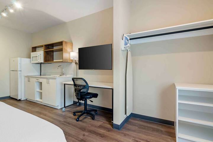 Standard Studio 1 Queen Bed Nonsmooking (32 of 35)