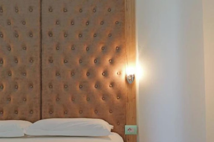 Room 8 of 48