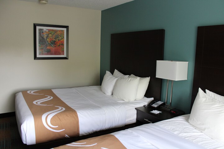 1 Queen Bed (16 of 16)