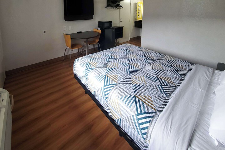 Room 9 of 18
