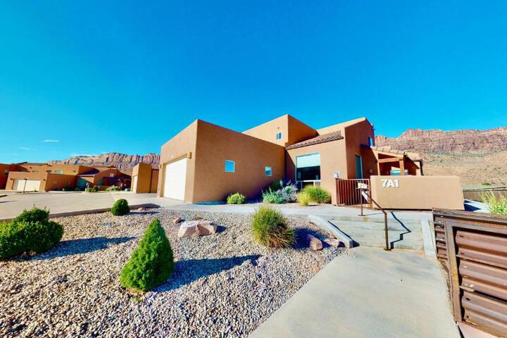 Exterior of Curtis La Vista #7A1