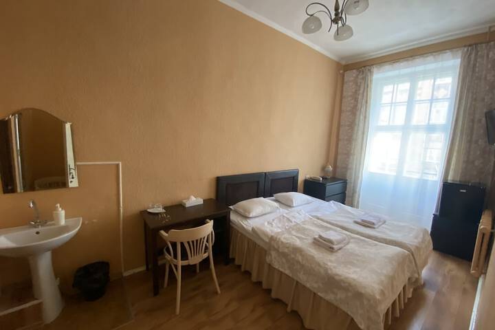 Room 103 of 272