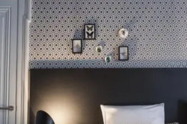 Room 6 of 8