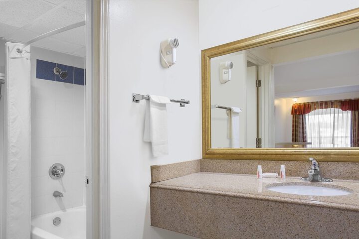 Room 10 of 14